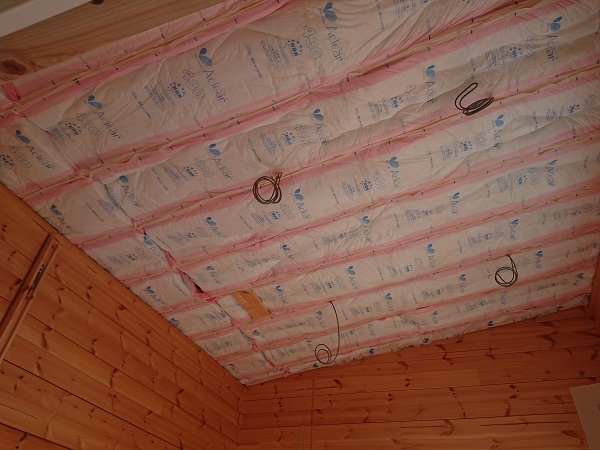 K様邸 ホンカ　本物の木の家　ログハウス 　室内天井断熱材工事